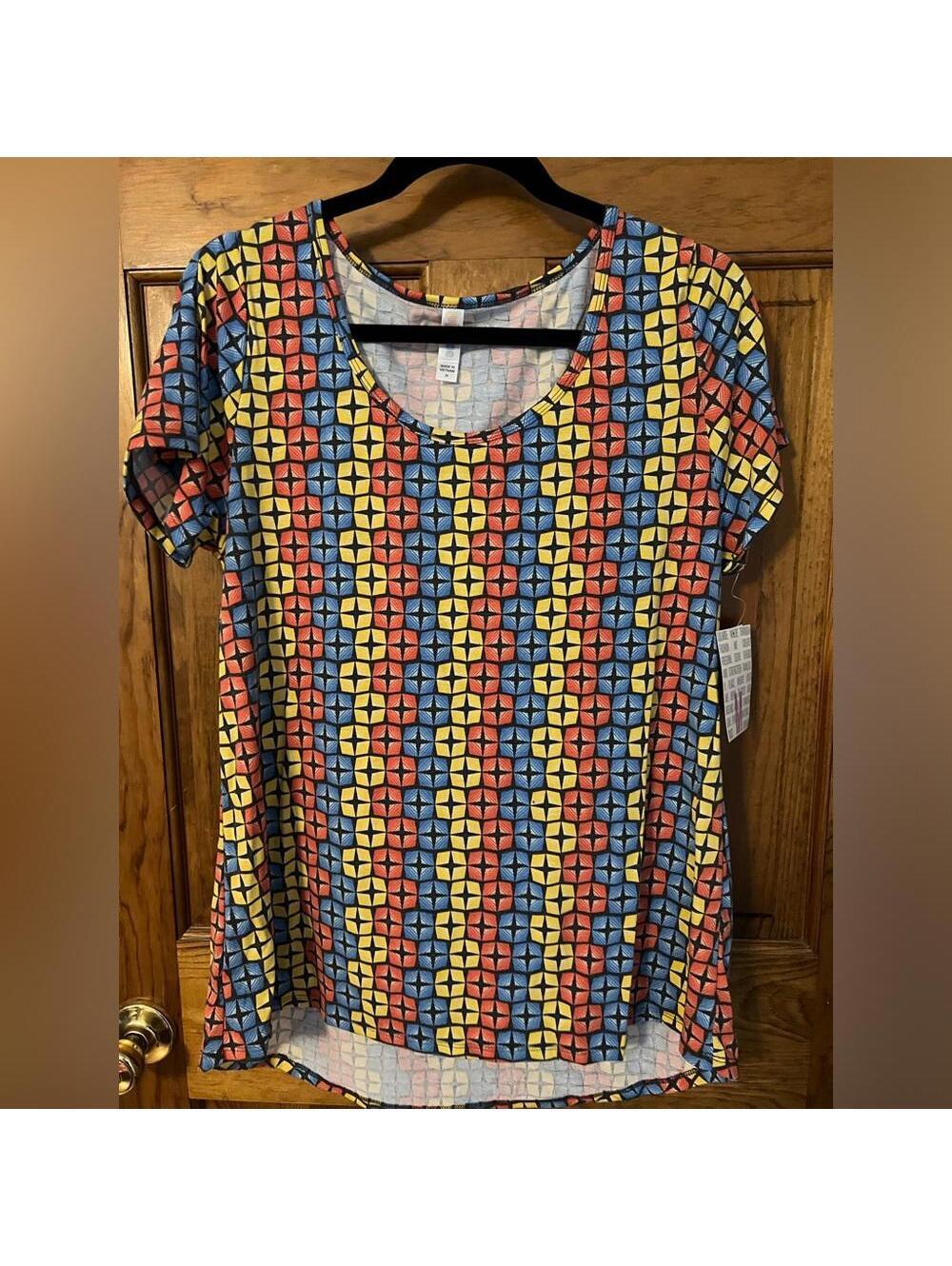Lularoe Classic T Shirt Star Pattern Scoop Neck High Low Short Sleeve Medium NWT